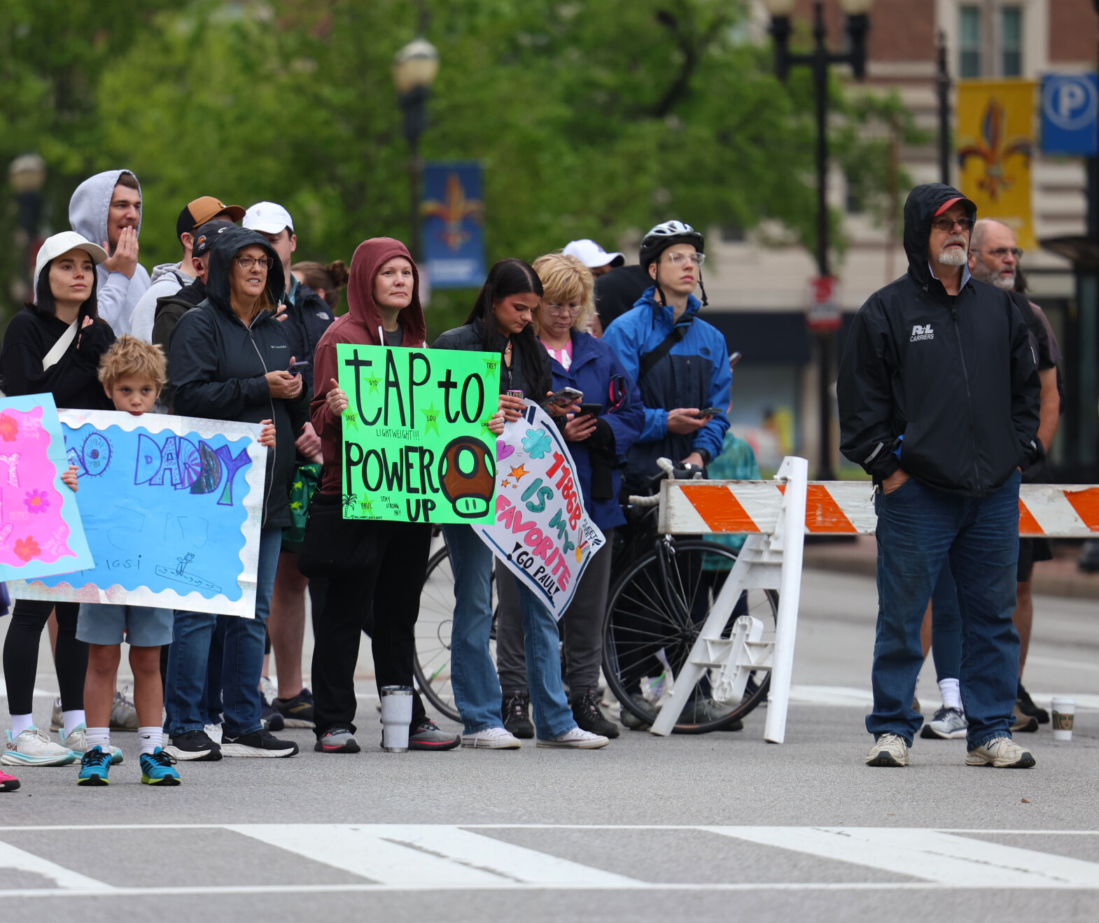 Signs near Broadway as runners turn.JPG